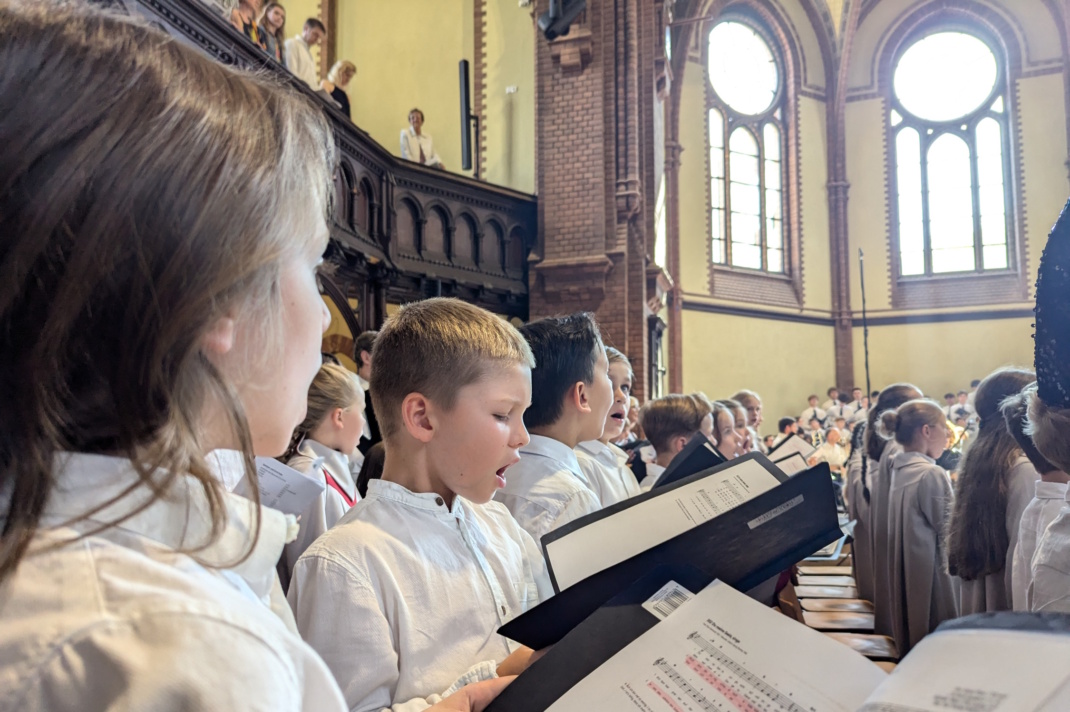 Der Thomanernachwuchs singt in der wiedereröffneten Lutherkirche Leipzig. Foto: forum thomanum