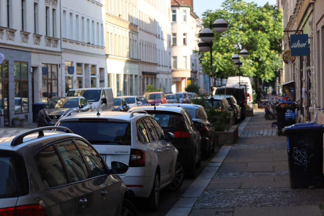 Seitenstraße, parkende PKW.