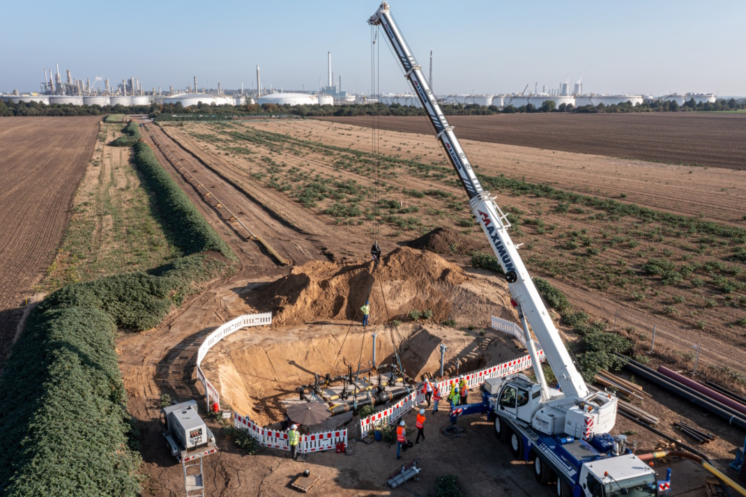 Einheben der Abzweig-Armatur an den Netzanschlusspunkt. Foto: Tom Schulze