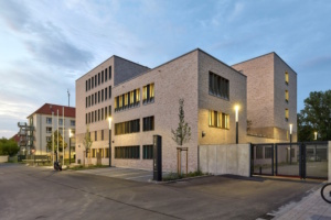 Polizeirevier Leipzig-Nord Außenansicht am Abend. Foto: Michael Moser