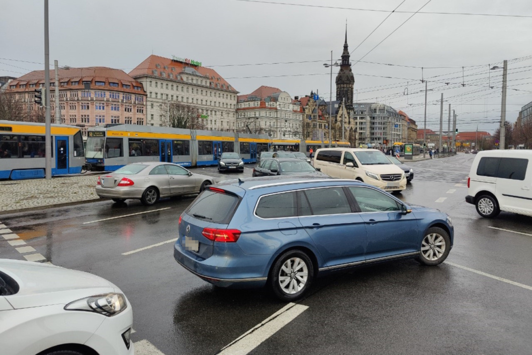 PKW auf einem Innenstadtring.