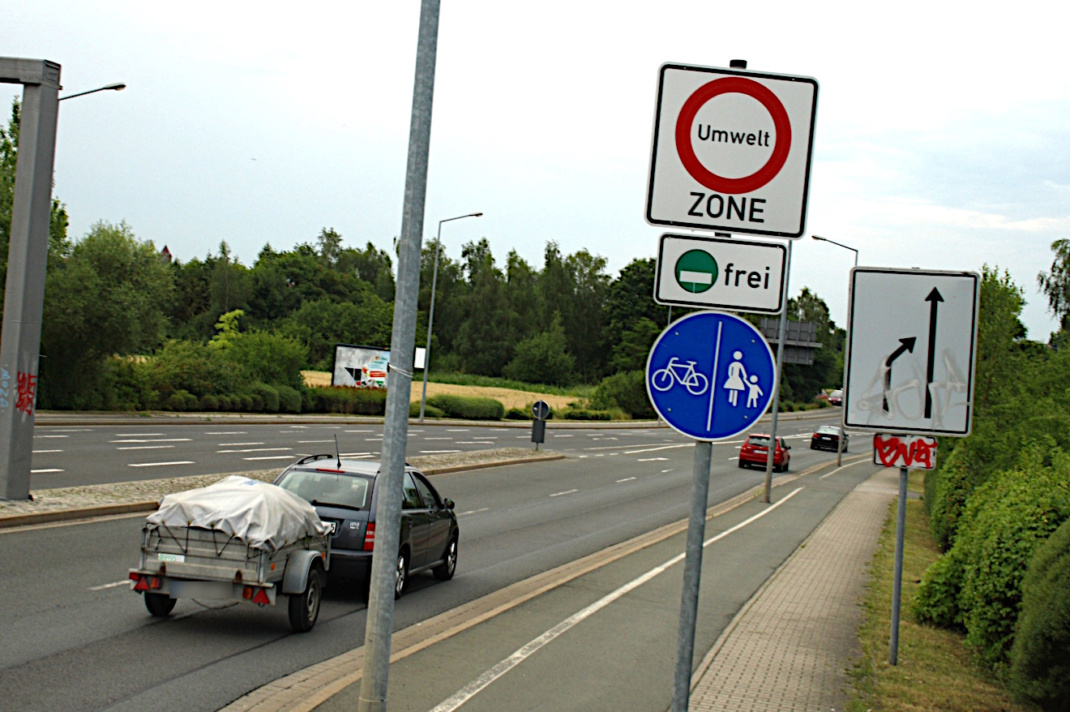 Hauptverkehrsstraße mit Hinweis zur Umweltzone, PKW.