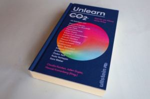 Claudia Kemfert, Julien Gupta, Manuel Kronenberg (Hrsg.): Unlearn CO2. Foto: Ralf Julke