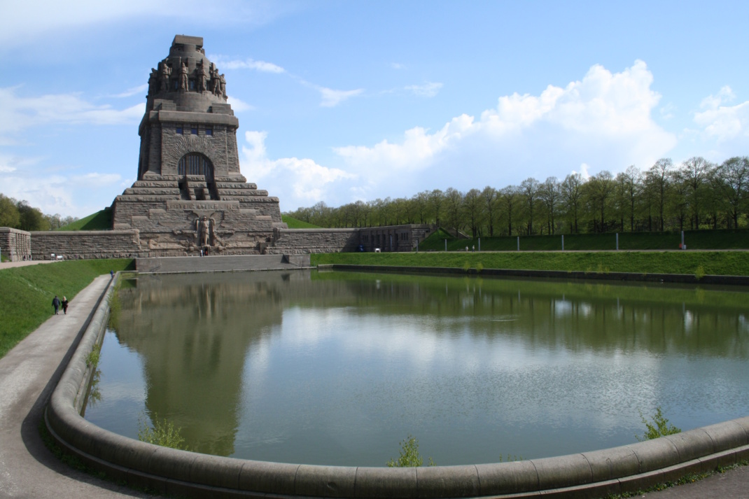 Völkerschlachtdenkmal mit dem See der Tränen im Vordergrund.