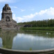 Völkerschlachtdenkmal mit dem See der Tränen im Vordergrund.