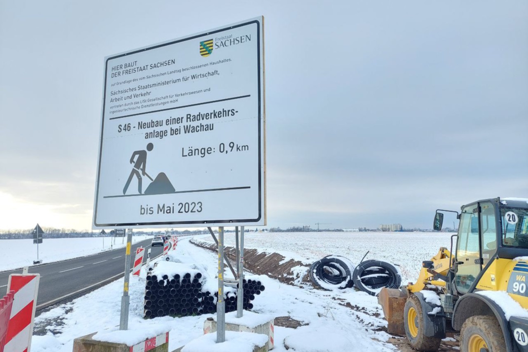 Landstraße mit Baustelle und Hinweisschild.