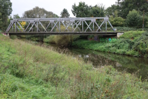 Brücke, die über Flüsschen führt.