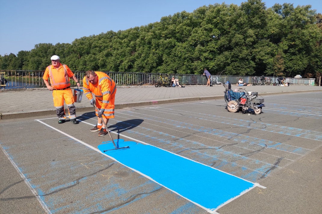 Streifen für Streifen werden seit Dienstag die Warming Stripes wieder auf der Sachsenbrücke aufgetragen. Foto: LZ