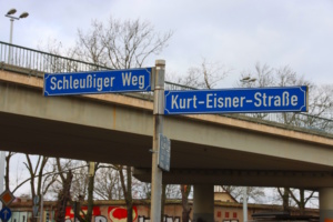 Brücke, Straßenschilder.