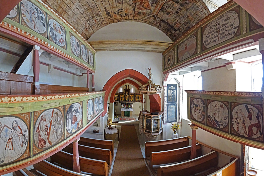 Inneres einer Kirche, Blick Richtung Altar.