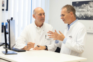 Prof. Florian Lordick ( l.) und Prof. Ulrich Hacker sind Ansprechpartner für Patient:innen, die eine individualisierte Krebstherapie benötigen. Foto: UKL/Stefan Straube