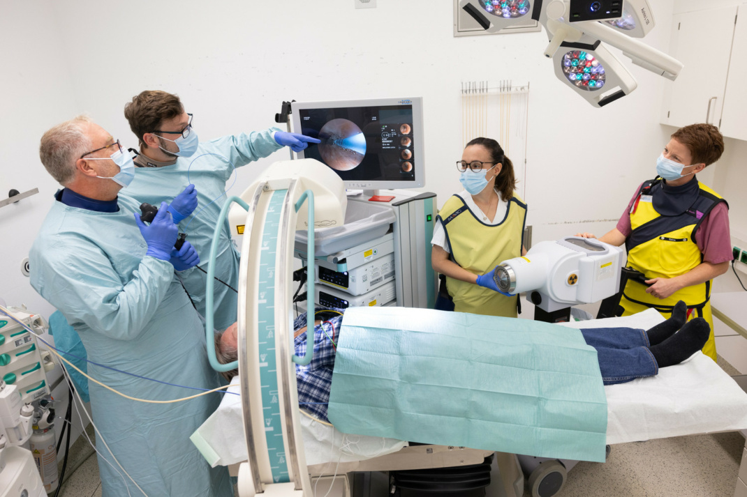 Gemeinsam mit einem interdisziplinären Spezialistenteam überwachen Prof. Hans-Jürgen Seyfarth (l.) und Dr. Kathrin Hering (2. v. r.) die Bestrahlung eines Patienten. Foto: UKL/Stefan Straube