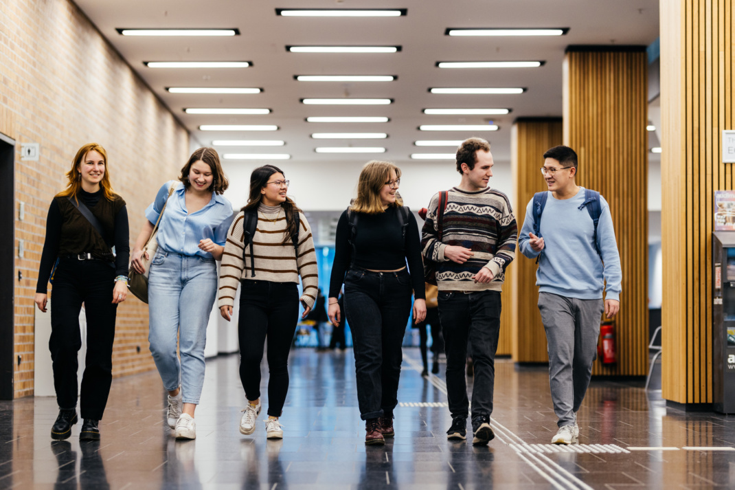 Die Studienbotschafter:innen unterstützen Studieninteressierte und -anfänger:innen. Sie gehören zu den über 31.000 Studierenden der Universität Leipzig. Elisabeth Neumann (2.v.l.) moderiert diesmal die Feierliche Immatrikulation. Foto: Universität Leipzig/Christian Hüller