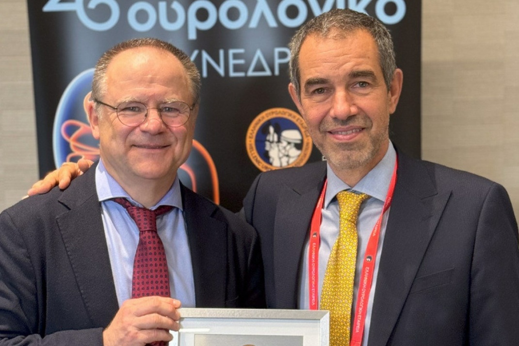 Feierliche Übergabe der Auszeichnung an Prof. Jens-Uwe Stolzenburg (l.) durch den Präsidenten der Hellenischen Gesellschaft für Urologie und Vorsitzenden der European School of Urology (ESU), Prof. Evangelos Liatsikos. Foto: privat