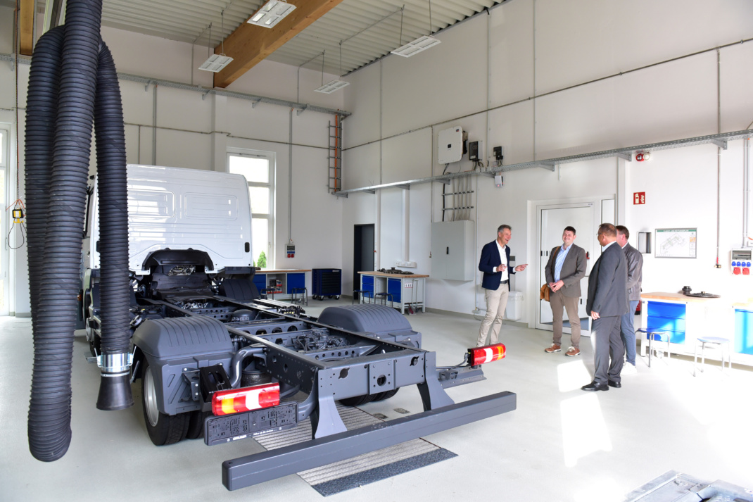 Landrat Kai Emanuel (links) während der Besichtigung einer der beiden neuen Hallen. Dort parkte der eigens für die Kfz-Mechatroniker-Ausbildung angeschaffte Lehr-LKW. Foto: LRA/Alexander Bley