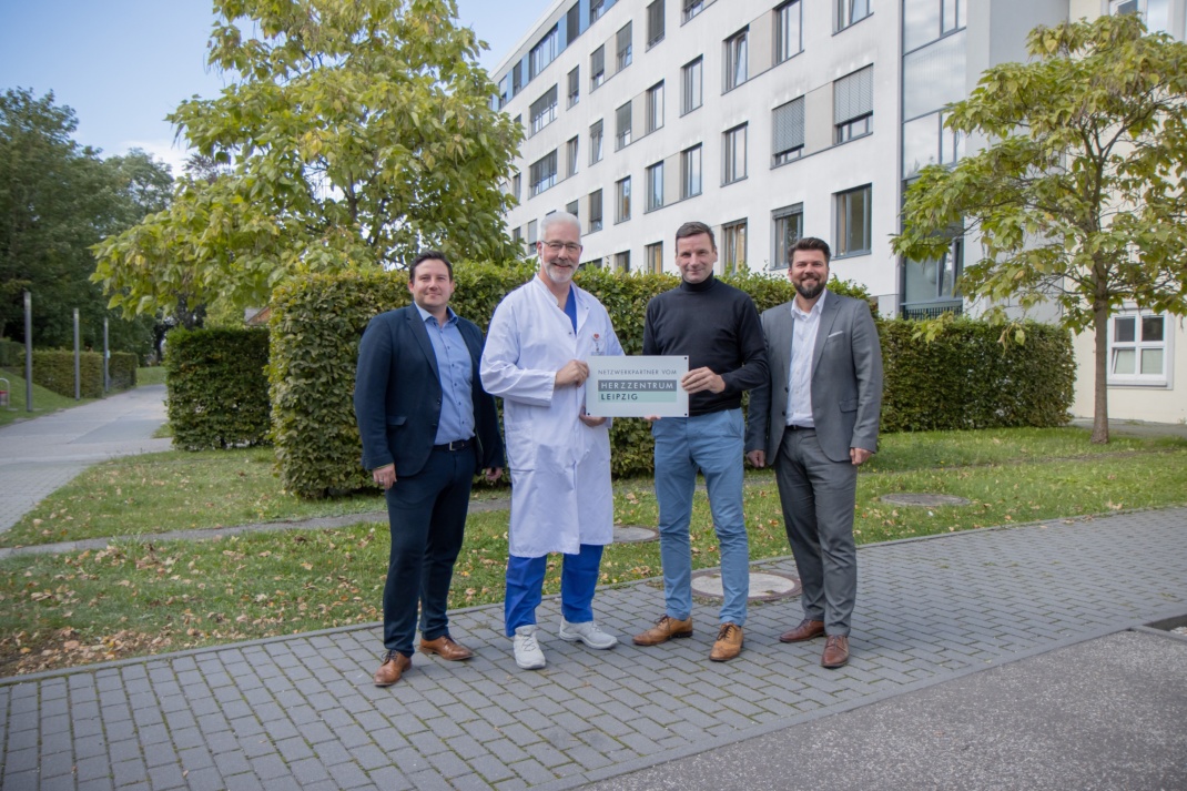 v.l.n.r.: Johannes Biesold (Klinikgeschäftsführer am Helios Klinikum Aue), Dr. med. Thomas Ketteler (Chefarzt der Klinik für Innere Medizin am Helios Klinikum Aue), Univ.-Prof. Dr. med. Holger Thiele (Stellvertretender Ärztlicher Direktor und Direktor der Universitätsklinik für Kardiologie – Helios Stiftungsprofessur – am Herzzentrum Leipzig), Matthias Hirsekorn (Geschäftsführer am Herzzentrum Leipzig)