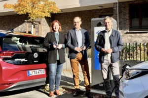 MDV-Prokuristin Juliane Vettermann, MDV-Geschäftsführer Steffen Lehmann und teilAuto-Regionalleiter Thomas Bendzulla vor zwei von über 600 Leipziger Carsharingfahrzeugen (v.l.n.r.). Foto: MDV/ teilAuto