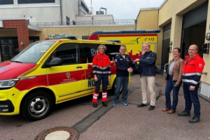 Übergabe des neuen Notarzteinsatzfahrzeuges vor der Rettungswache in Schkeuditz. Foto: LRA Nordsachsen