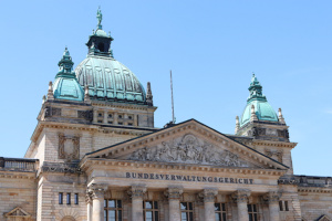 Bundesverwaltungsgericht in Leipzig mit Schriftzug und Kuppel, blauer Himmel.