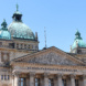 Bundesverwaltungsgericht in Leipzig mit Schriftzug und Kuppel, blauer Himmel.