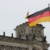 Deutschlandflagge mit Reichstag.