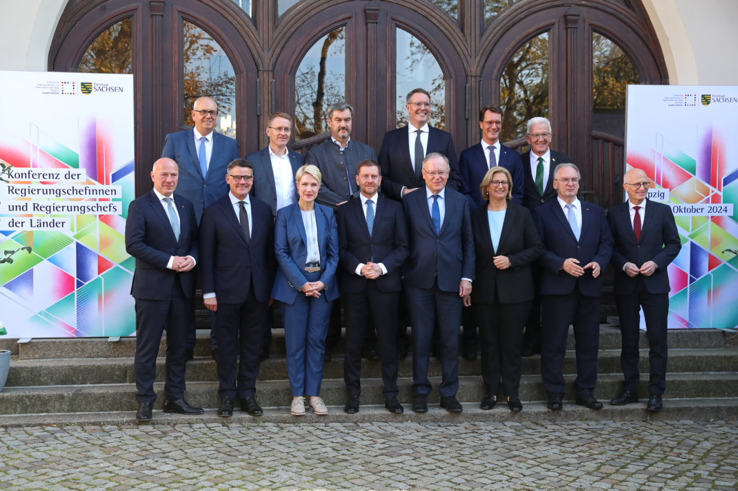 Gruppenbild der Regierungschefinnen und -chefs der Länder vor der Kongresshalle zum Auftakt der Ministerpräsidentenkonferenz. Foto: Jan Kaefer