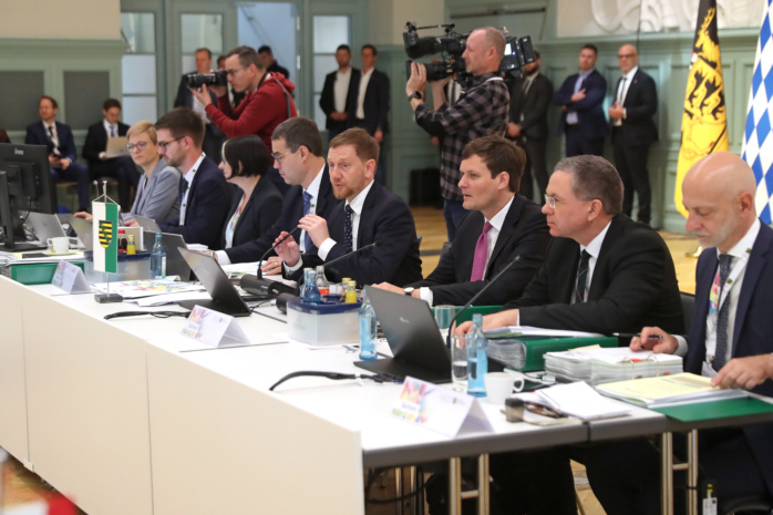 Sachsens Ministerpräsident Michael Kretschmer (CDU) eröffnet in der Kongresshalle den Konferenztag der Regierungschefinnen und -chef der Länder.