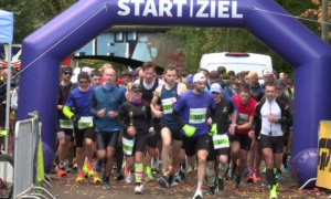 Marathonläufer starten ihren Lauf an markiertem Punkt.