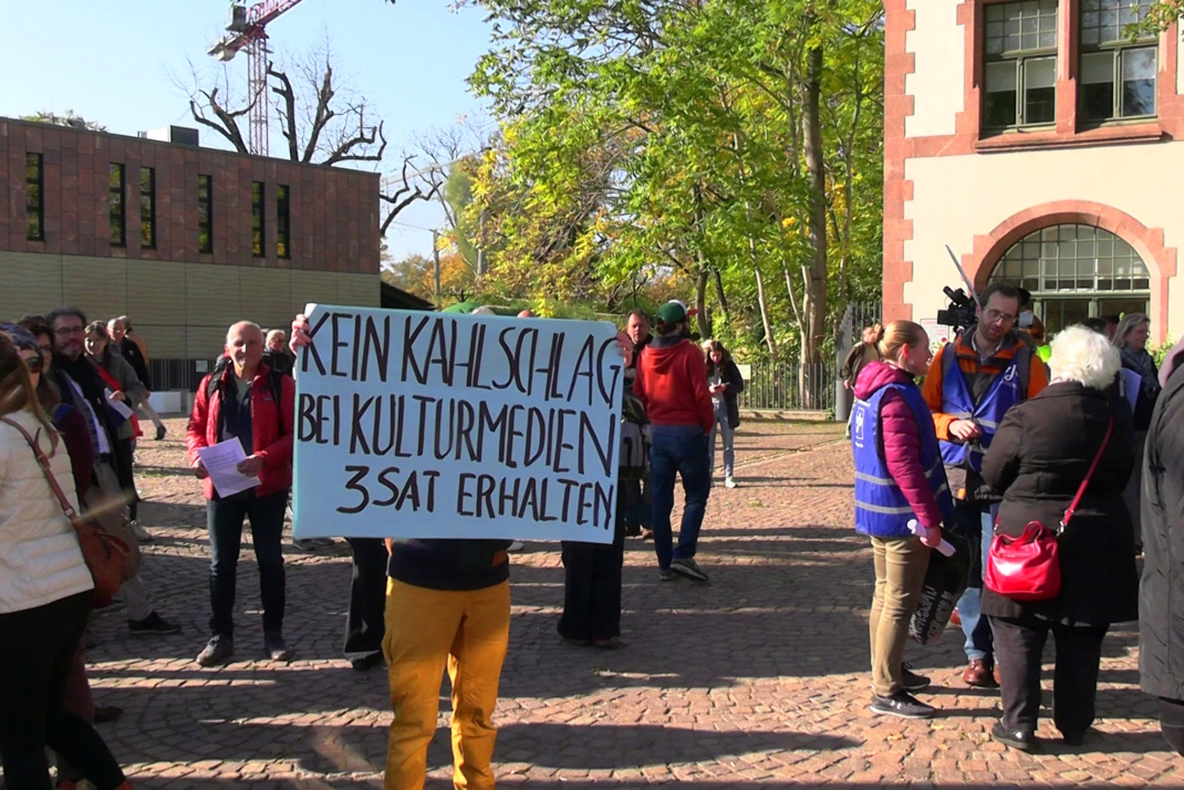 Protest zur Rettung von 3sat am 24. Oktober vor der Kongresshalle.