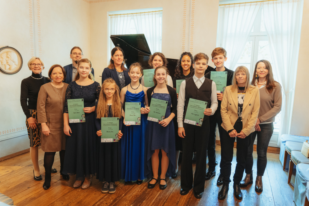 Preisträgerinnen und Preisträger mit Juroren und Sponsoren im Schumann-Haus Leipzig © Christian Kern