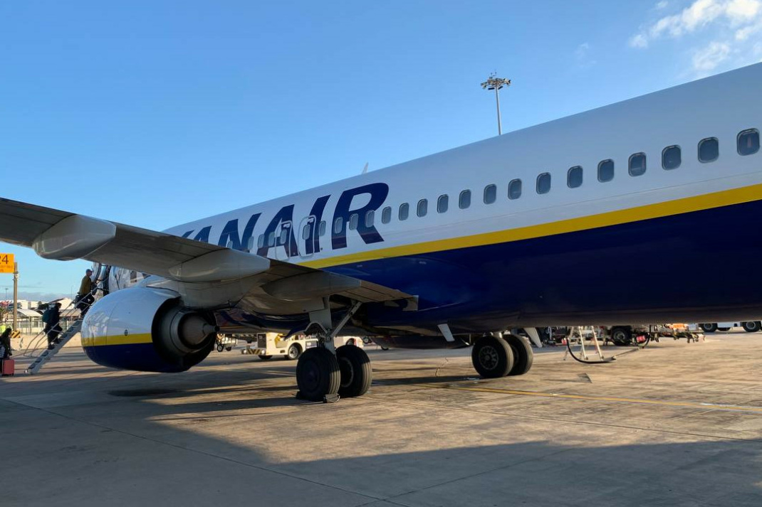 Ryanair-Flieger am Flughafen, Nahaufnahme, blauer Himmel.