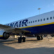 Ryanair-Flieger am Flughafen, Nahaufnahme, blauer Himmel.