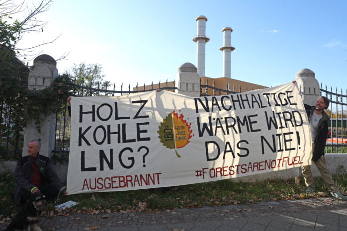 Mitglieder von „180 Grad Wärmewende Leipzig“ protestieren vor dem Gaskraftwerk Connewitz gegen Holzkraftwerkspläne. Foto: Jan Kaefer