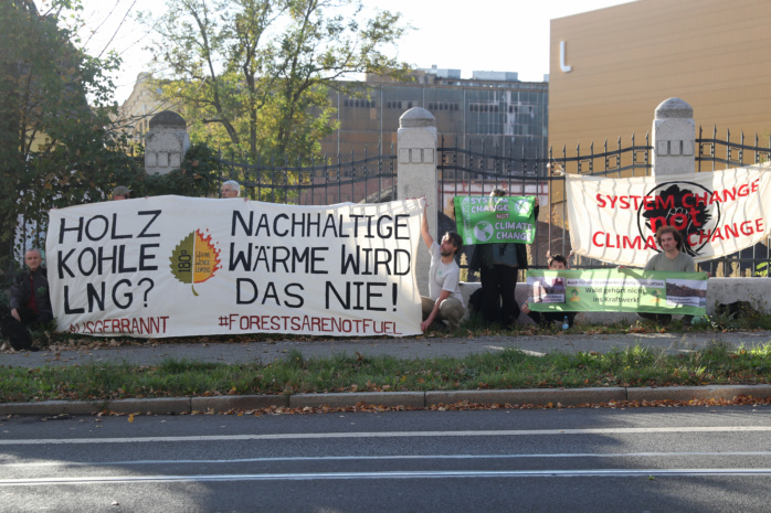 Mitglieder von „180 Grad Wärmewende Leipzig“ protestieren vor dem Gaskraftwerk Connewitz gegen Holzkraftwerkspläne. Foto: Jan Kaefer