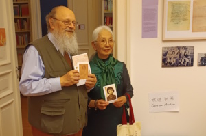 Zhao Heng zu Besuch in der Briefausstellung im Konfuzius-Institut.