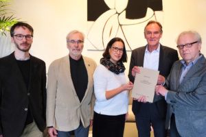 Mike Meißner, Prof. Rüdiger Steinmetz, Dr. Judith Kretzschmar, OBM Burkhard Jung und Prof. Detlev Brunner Fünf Personen stehen nebeneinander, drei halten ein Dokument in die Kamera.