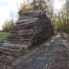 Waldweg, aufgestapeltes Holz.