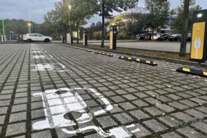 Parkplatz mit Ladesäulen.