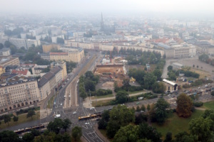 Blick auf die Stadt und das Baufeld von oben.