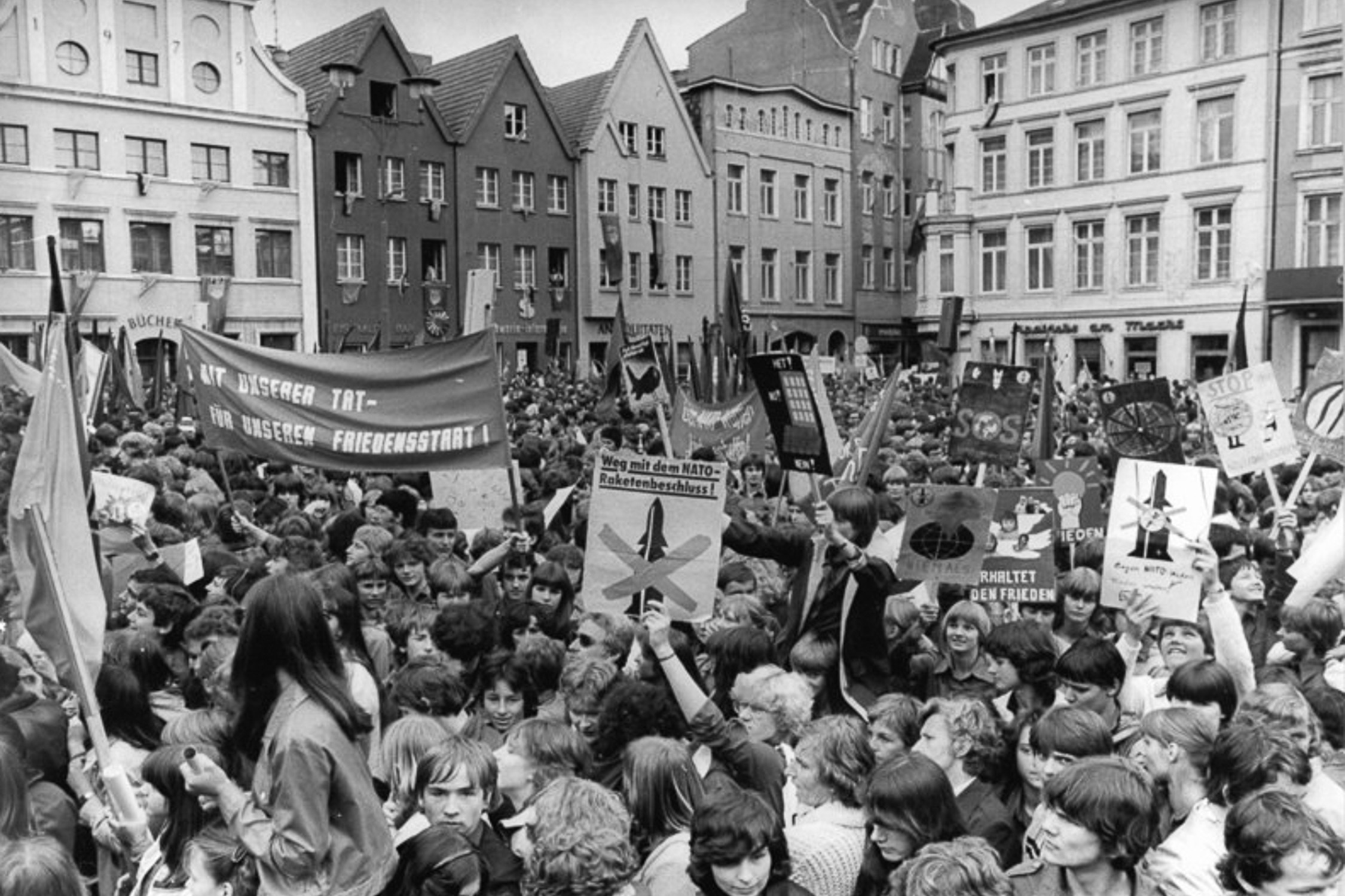 FDJ-Bild Titel "Schwerin, Pfingsttreffen der Jugend 1982" Foto Bundesarchiv, Bild 183-1982-0529-012 / Wolfried Pätzold / CC-BY-SA 3.0 (unter freier Lizenz)