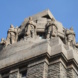 Völkerschlachtdenkmal, Aufnahme von schräg unten, mit Blick auf steinerne Wächterfiguren.