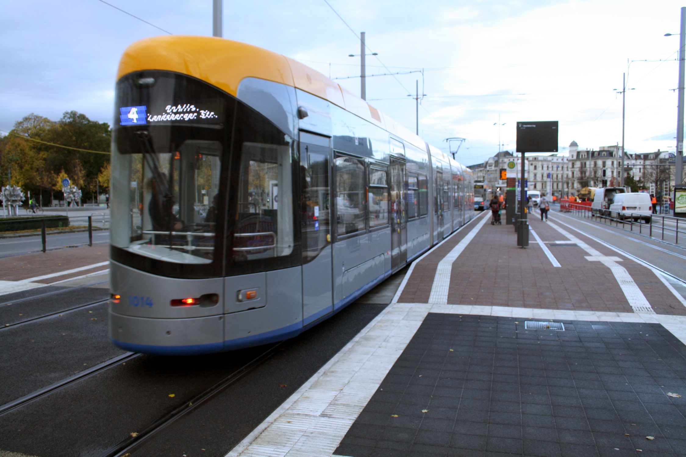 Straßenbahn der LVB am Goerdelerring.