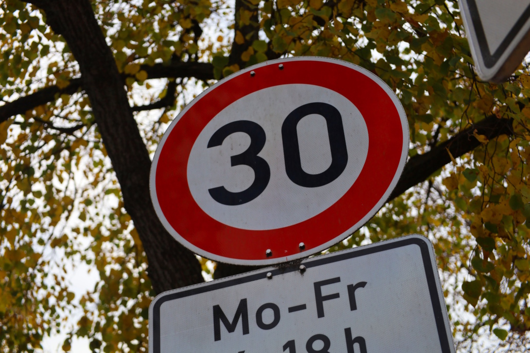 Tempo-30-Schild. Aufnahme von unten.