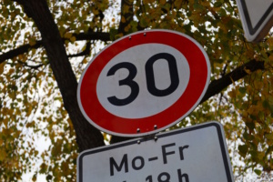 Tempo-30-Schild. Aufnahme von unten.