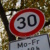 Tempo-30-Schild. Aufnahme von unten.