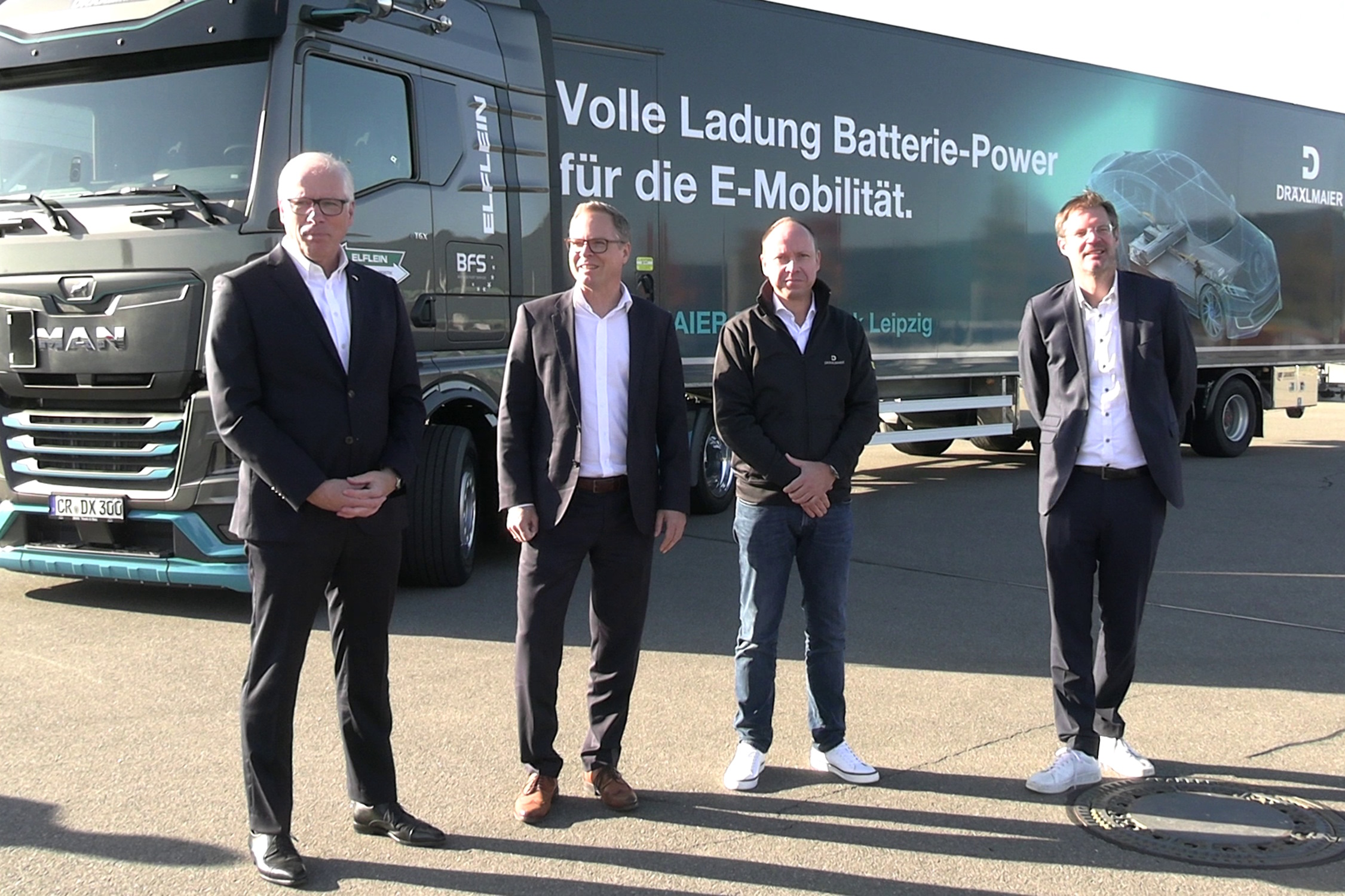 Feierliche Übergabe des  MAN-E-Trucks am 15. Oktober:  Friedrich Baumann, Dennis Affeld, Karsten Wilhelm, Alexander Vlaskamp. Foto: Thomas Köhler