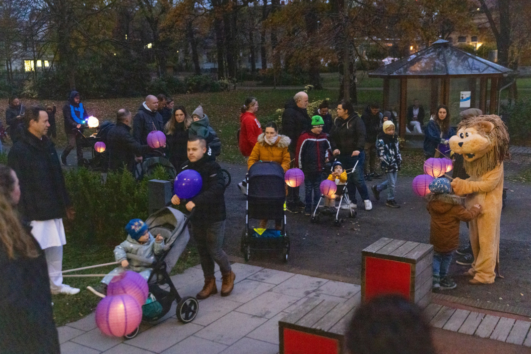 Am 17. November, dem Weltfrühchentag, treffen sich ehemalige Frühchen und deren Familien wieder mit Ärzt:innen und Pflegenden zum Laternenumzug am UKL. Foto: UKL/Stefan Straube