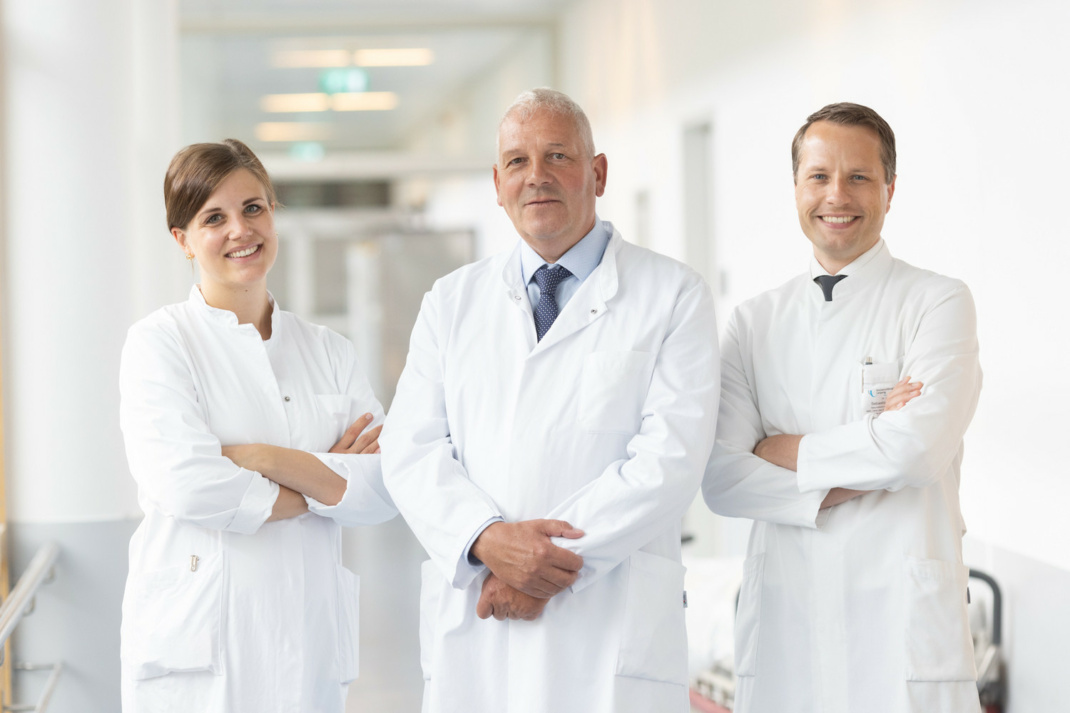 Erfolgreich in der operativen Behandlung von Lungenkrebs - das thoraxchirurgische Team OÄ Dr. Isabella Metelmann, Prof. Matthias Steinert und OA Dr. Sebastian Krämer. Foto: UKL/Stefan Straube