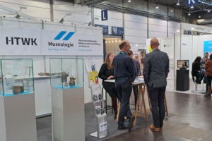 Stand des Museologie-Studiengangs der HTWK Leipzig auf der MUTEC 2022. Foto: Prof. Dr. Gisela Weiß / HTWK Leipzig