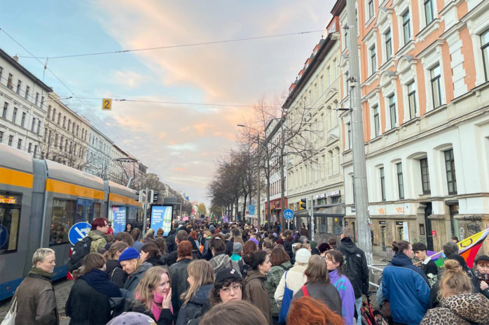 Menschengruppe auf der Straße